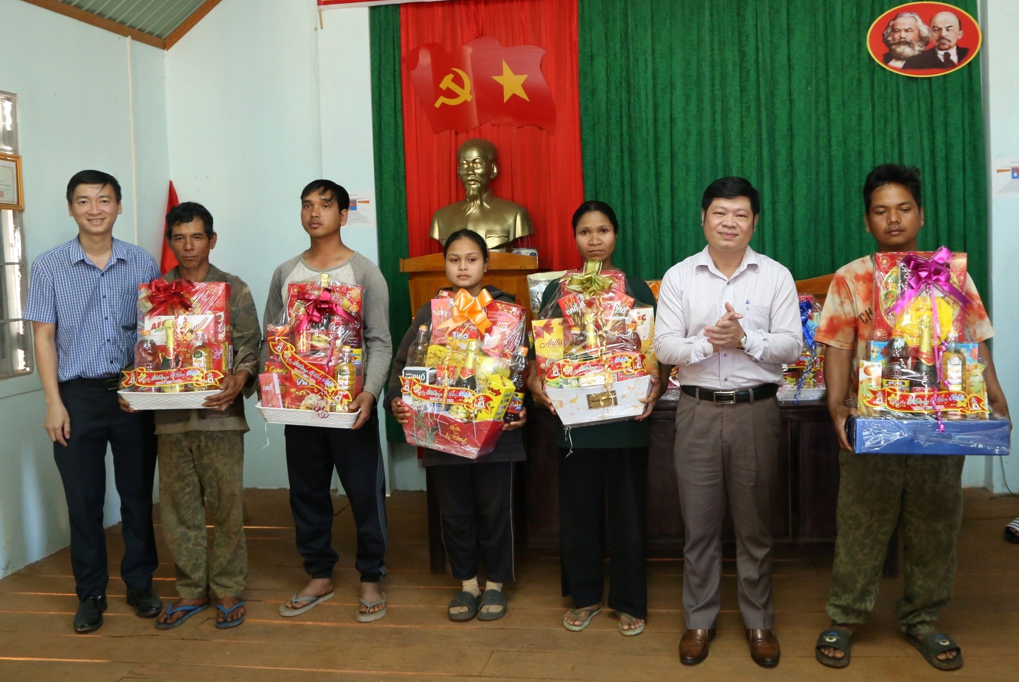 Văn phòng UBND tỉnh thăm, tặng quà Buôn kết nghĩa nhân dịp Tết Nguyên đán Giáp Thìn 2024